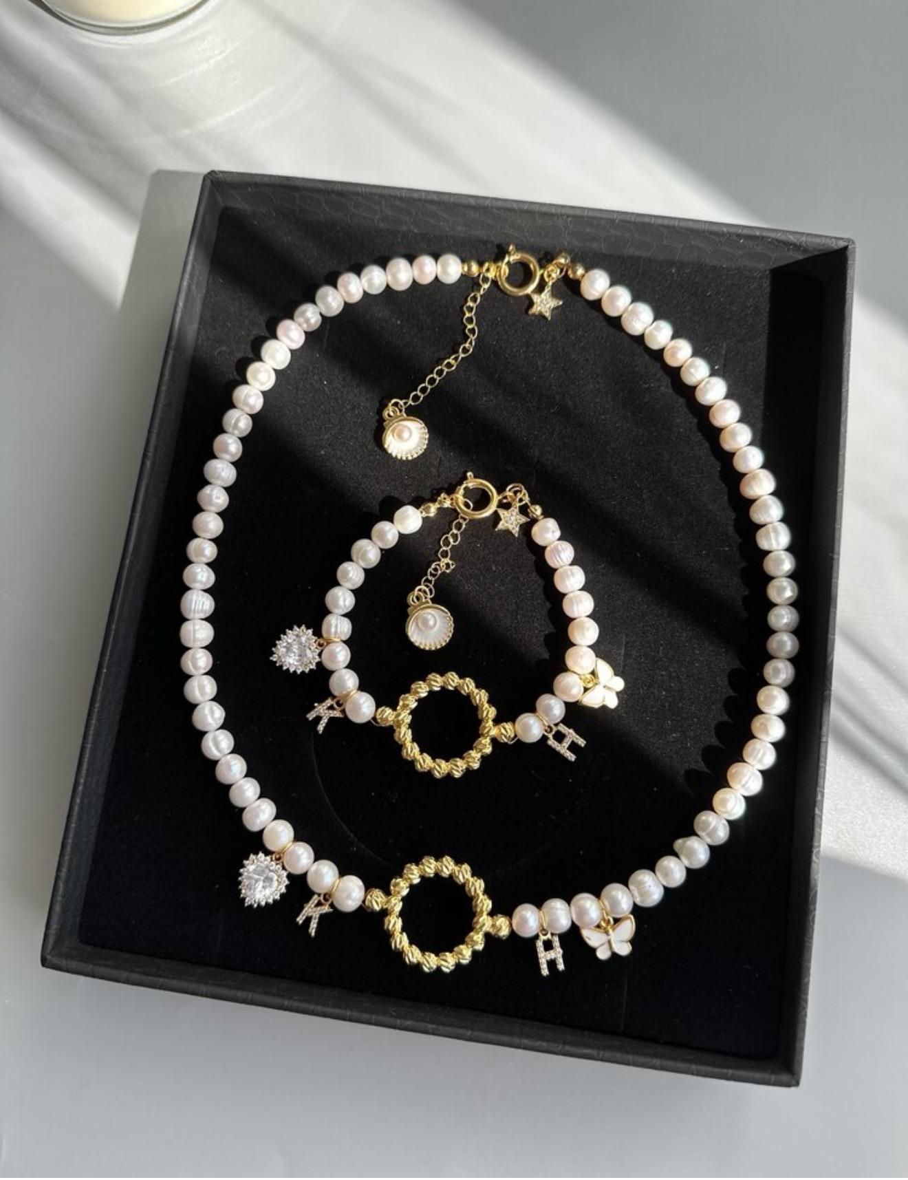 Bol charmlı inci set